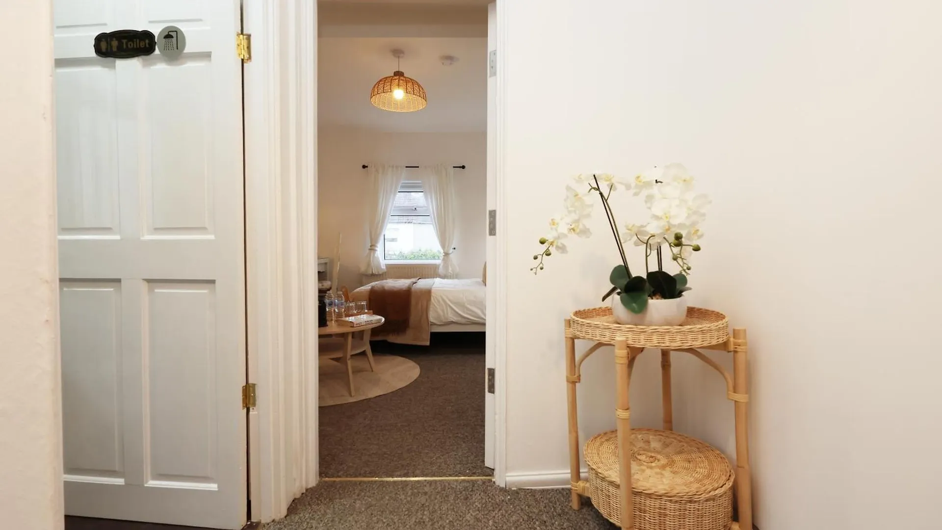 Cardiff City Guesthouse, Central Rooms, Fast Wi-Fi, On-Street Parking Bed & Breakfast